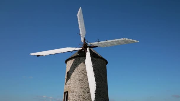 Windmühle und blauer Himmel — Stockvideo
