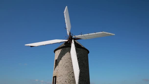 Molino de viento y cielo azul — Vídeos de Stock