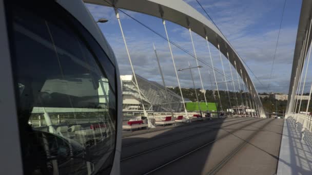 "Ponte Musee des Confluences "e Raymond Barre con tram a Lione, Francia, Europa . — Video Stock