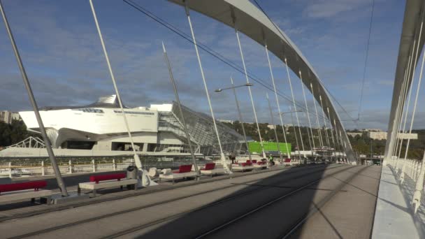 "Musee des Confluences "és Raymond Barre híd, villamosokkal a Lyon, Franciaország, Európa. — Stock videók