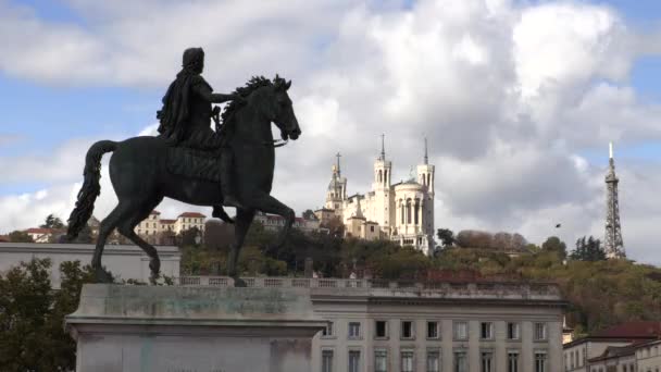 Louis xvi statue und basilique fourviere auf hintergrund, lyon, franz. — Stockvideo