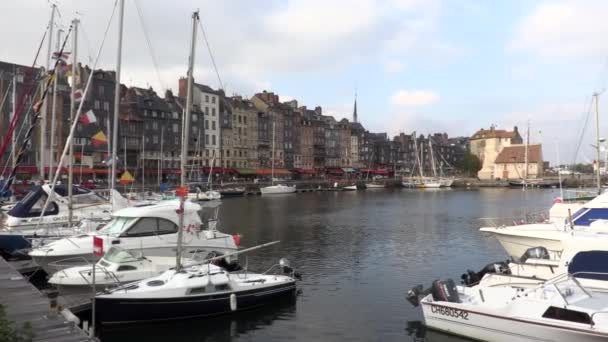 El viejo puerto de Honfleur — Vídeos de Stock