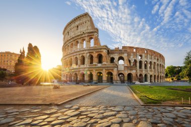 Roma 'da kolezyum ve sabah güneşi, İtalya