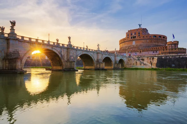 Burg des heiligen Engels und Brücke des heiligen Engels über den Tiber — Stockfoto