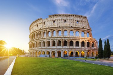 Roma'daki Colosseum görünümünü gündoğumu