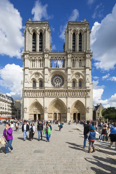 Turistas cerca de Notre Dame de Paris —  Fotos de Stock