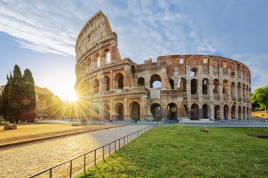Sabah güneşi ile Roma Colosseum