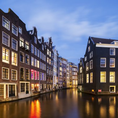 Gece ünlü amsterdam kanalının görünümü