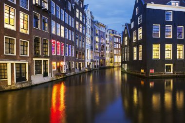 Gece ünlü amsterdam kanalının görünümü