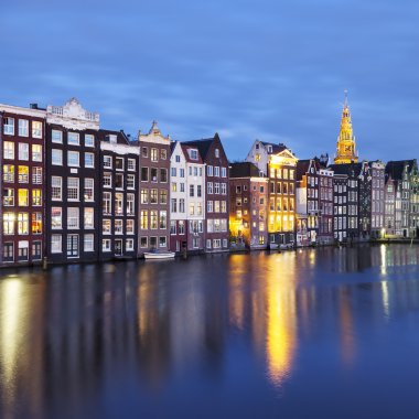 Amsterdam'da binalar gece