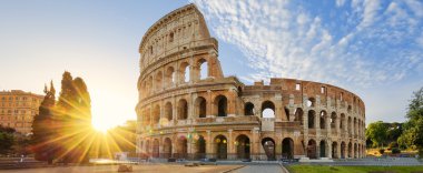 Roma 'da kolezyum ve sabah güneşi, İtalya