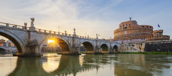 Gün batımında Roma'da Tiber Nehri üzerinde kutsal melek köprü. — Stok fotoğraf