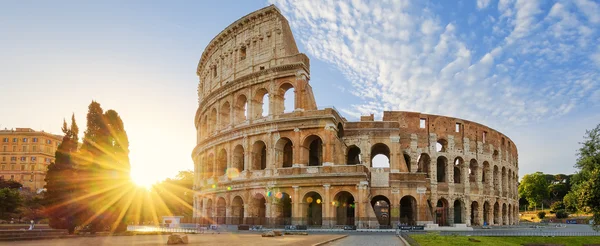 Coliseo en Roma y sol de la mañana, Italia —  Fotos de Stock