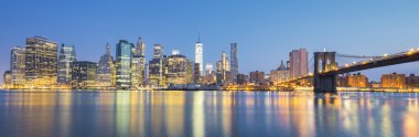 New York'un Manhattan midtown alacakaranlıkta görünümünü