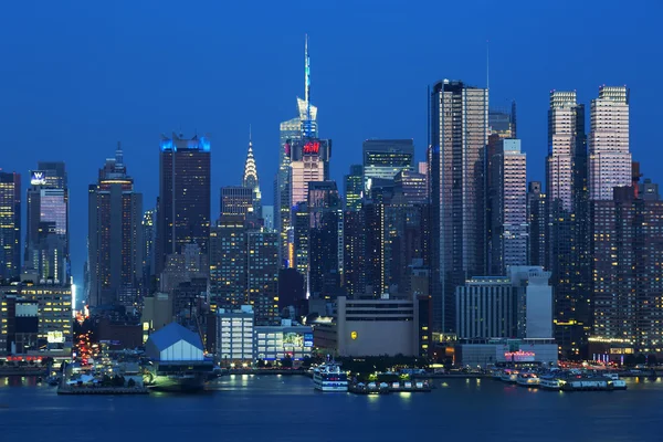 Blick auf die Skyline bei Nacht — Stockfoto