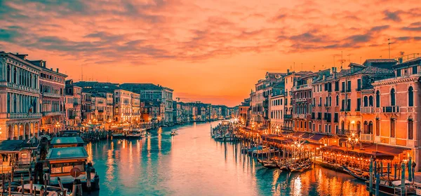 Słynny Wielki Kanał Mostu Rialto Niebieskiej Godzinie Wenecja Włochy Specjalne — Zdjęcie stockowe