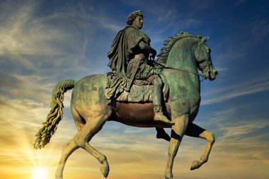 Fransa 'nın Lyon kentindeki Bellecour Meydanı' nda 14. Louis 'in Binicilik Heykeli 