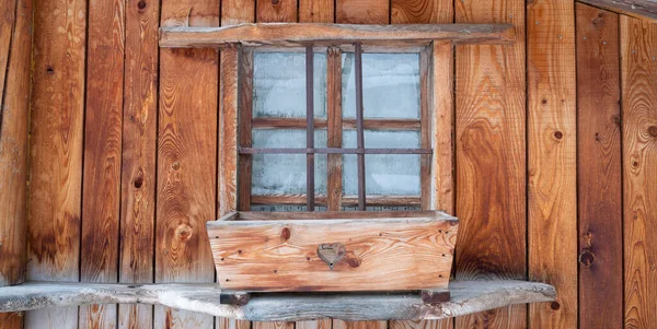 フランス語で窓のあるシャレーのラフ木の壁アルプスの山 — ストック写真