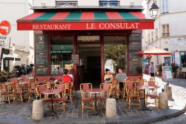 PARIS - 8 Ağustos 2020 'de Paris' te tipik bir Paris kafe manzarası. Montmartre bölgesi Paris 'in en popüler mekanlarından biri, Le Consulat ise tipik bir kafe..