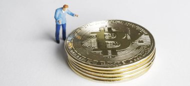 Bitcoin üzerinde çalışan makro madenci figürleri. sanal kripto para birimi madencilik kavramı