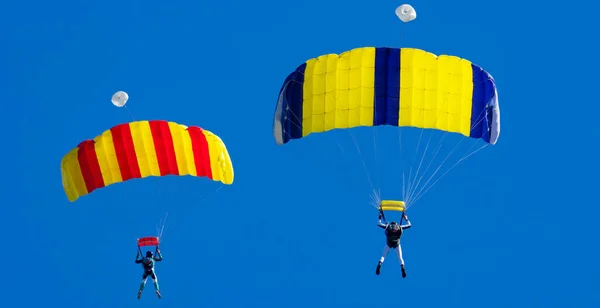 Dois Pára Quedistas Contra Azul — Fotografia de Stock