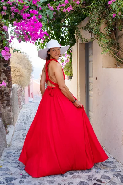 Červeně Oblečená Žena Ulici Oia Santorini Řecko — Stock fotografie