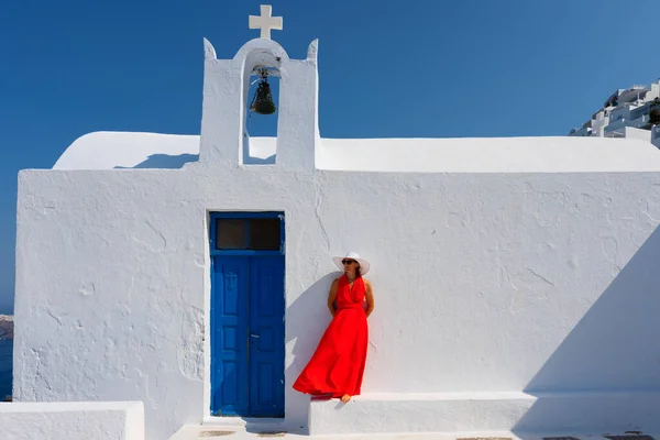 Žena Před Kostelem Santorini Greece — Stock fotografie