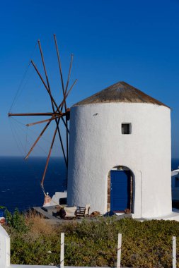 Oia, Santorini, Yunanistan 'daki ünlü yel değirmeni manzarası