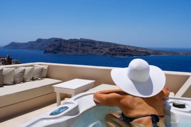 Oia, Santorini, Yunanistan 'da küvette bir kadın