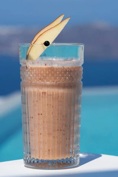 Glas Frischer Fruchtsaft Auf Der Terrasse — Stockfoto