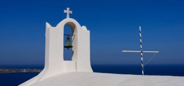 Oia, Santorini, Yunanistan 'daki kilise kubbesi manzarası