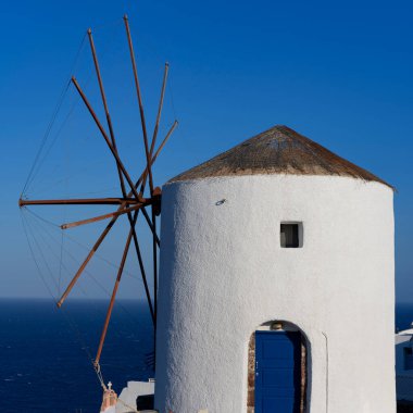 Oia, Santorini, Yunanistan 'daki ünlü yel değirmeni manzarası