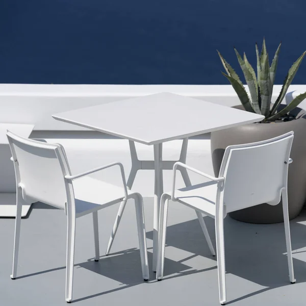 Oia Santorini Beyaz Masa Sandalyeler — Stok fotoğraf