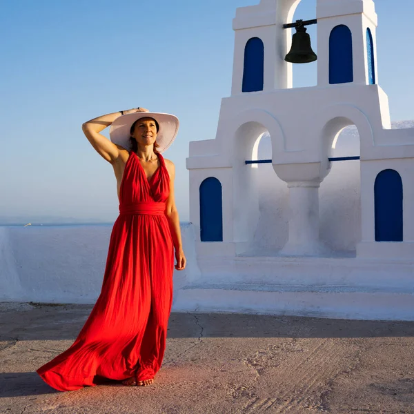 Red Dressed Woman Oia Santorini Greece — Stock Photo, Image