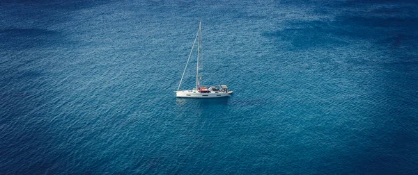 Eenzame Boot Zee Milos Griekenland — Stockfoto