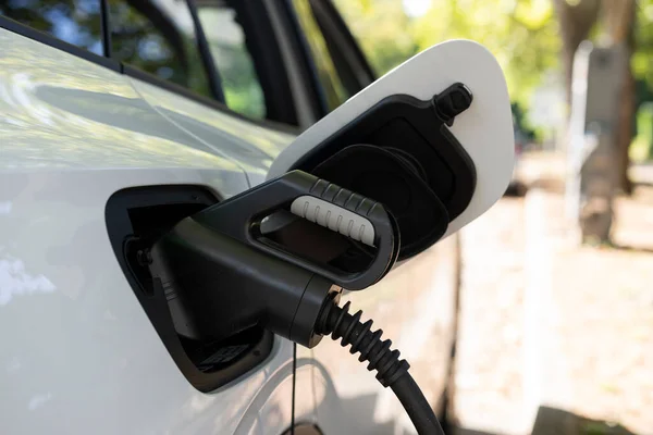 Zicht Nieuwe Elektrische Auto Opladen Een Station — Stockfoto