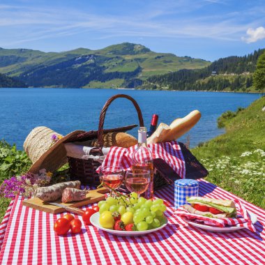 Alp dağlarında piknik