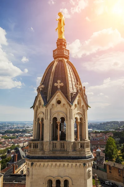 Statua dorata della Vergine Maria — Foto Stock