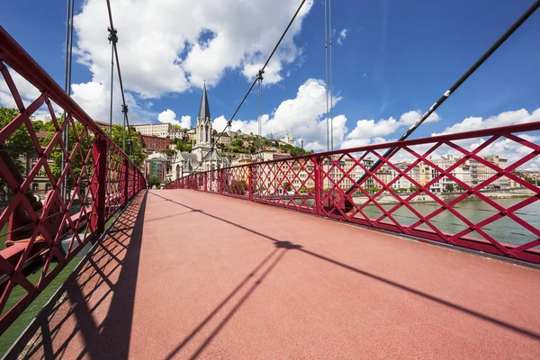Blick auf die Stadt Lyon von der roten Fußgängerbrücke — Stockfoto