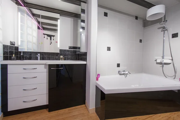 Vista de un amplio y elegante baño — Foto de Stock