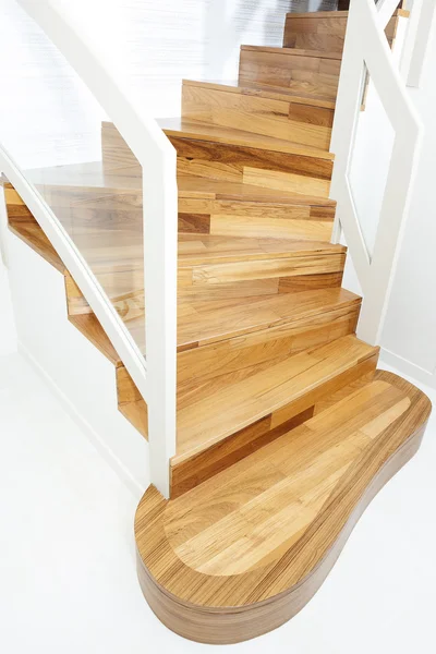 Vista de escadas de madeira interior Imagens Royalty-Free