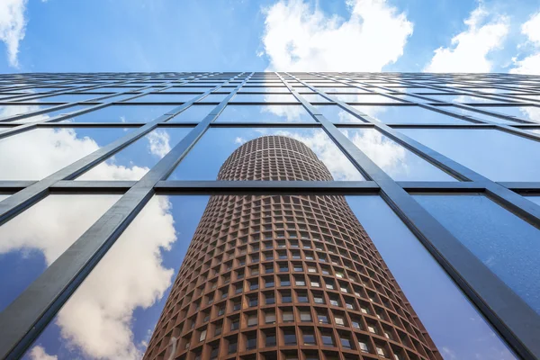 Weerspiegeling van beroemde toren — Stockfoto