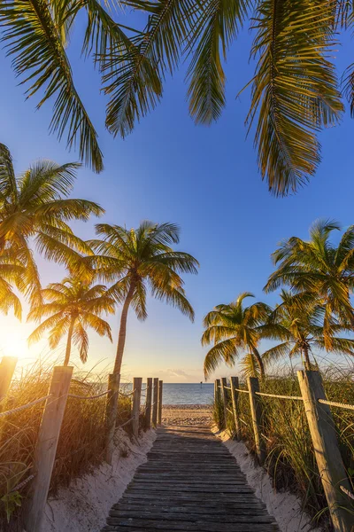 Widok na przejście na plażę w sunrise — Zdjęcie stockowe