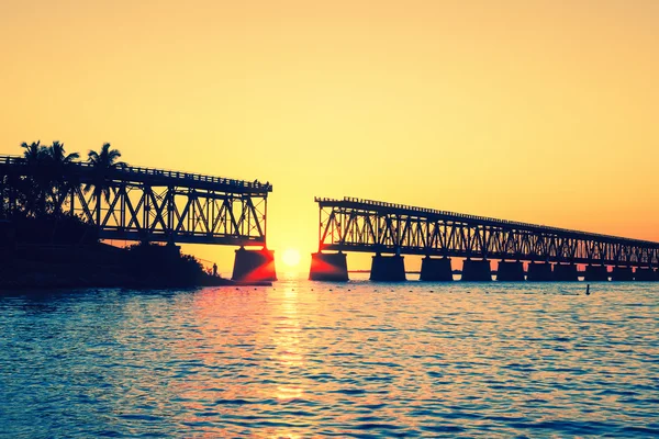 Pôr do sol com famosa ponte quebrada — Fotografia de Stock