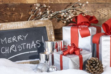 yanan mumlar ile hediyeler