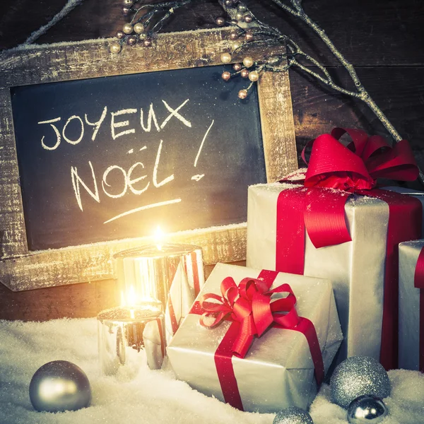 Yanan mumlar ile Noel hediyeleri — Stok fotoğraf