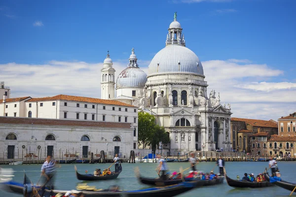 Góndolas en Canal Grande con Basílica de Santa Maria della Salu — Foto de Stock