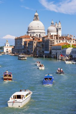 Canal Grande üzerinde trafik