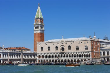 Doge Sarayı ve Piazza di San Marco üzerinde Campanile