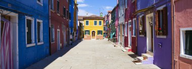 Panoramik Burano renkli sokak